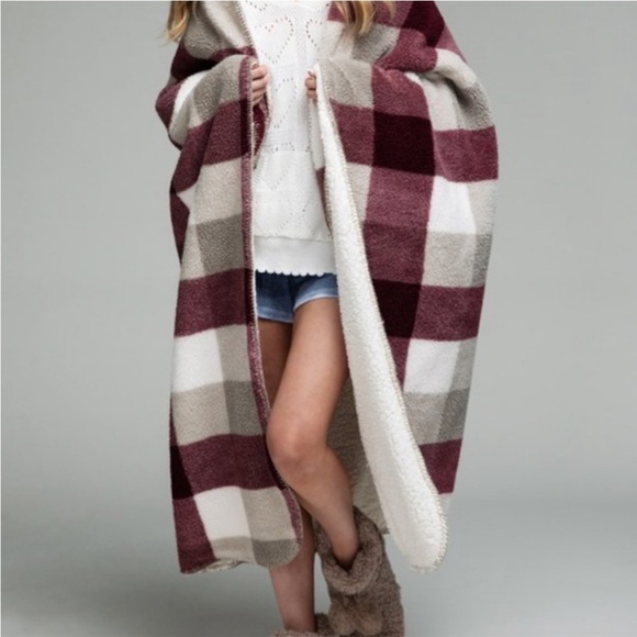 NWT Ruggine 100% polyester blanket throw. See above for size. Great for gifting. - Picture 5 of 5